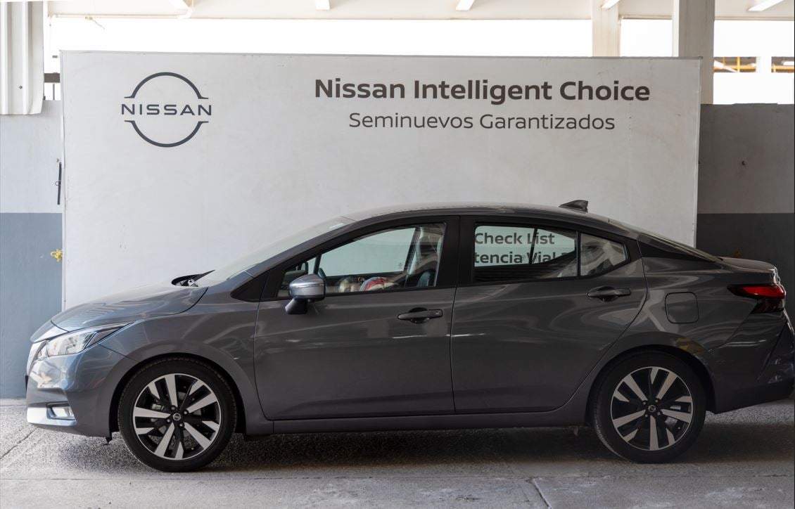 2022 Nissan VERSA 4 PTS PLATINUM CVT AAC AUT VE PIEL GPS F LED RA-17