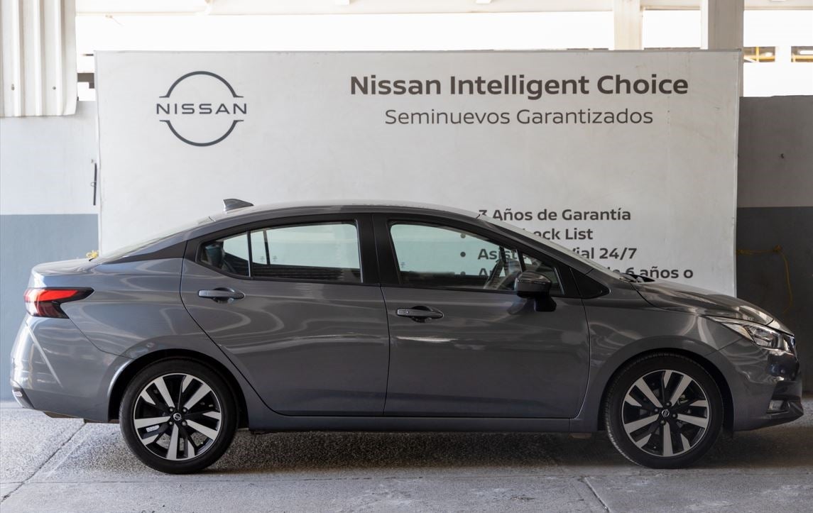 2022 Nissan VERSA 4 PTS PLATINUM CVT AAC AUT VE PIEL GPS F LED RA-17