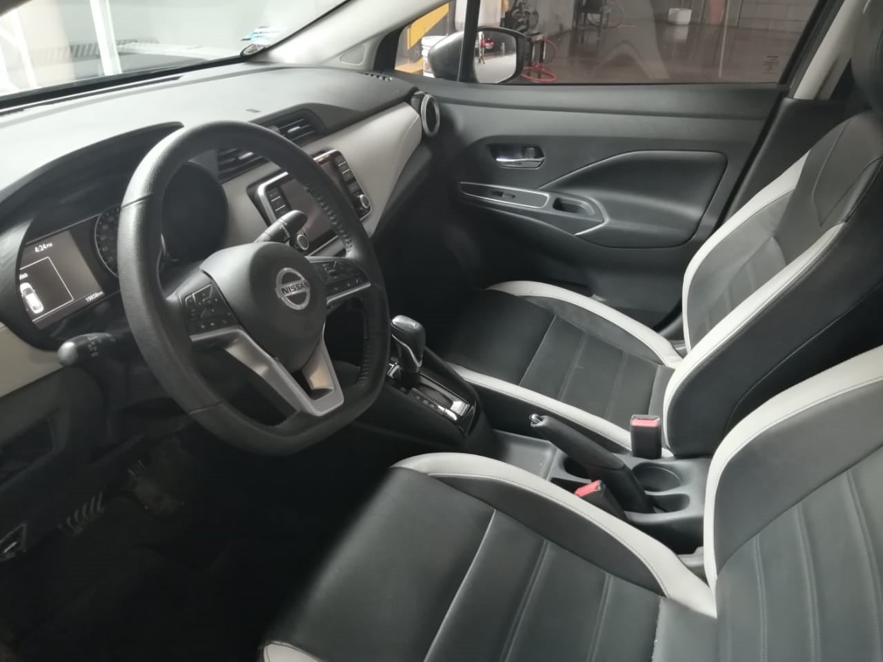 2022 Nissan VERSA 4 PTS PLATINUM CVT AAC AUT VE PIEL GPS F LED RA-17